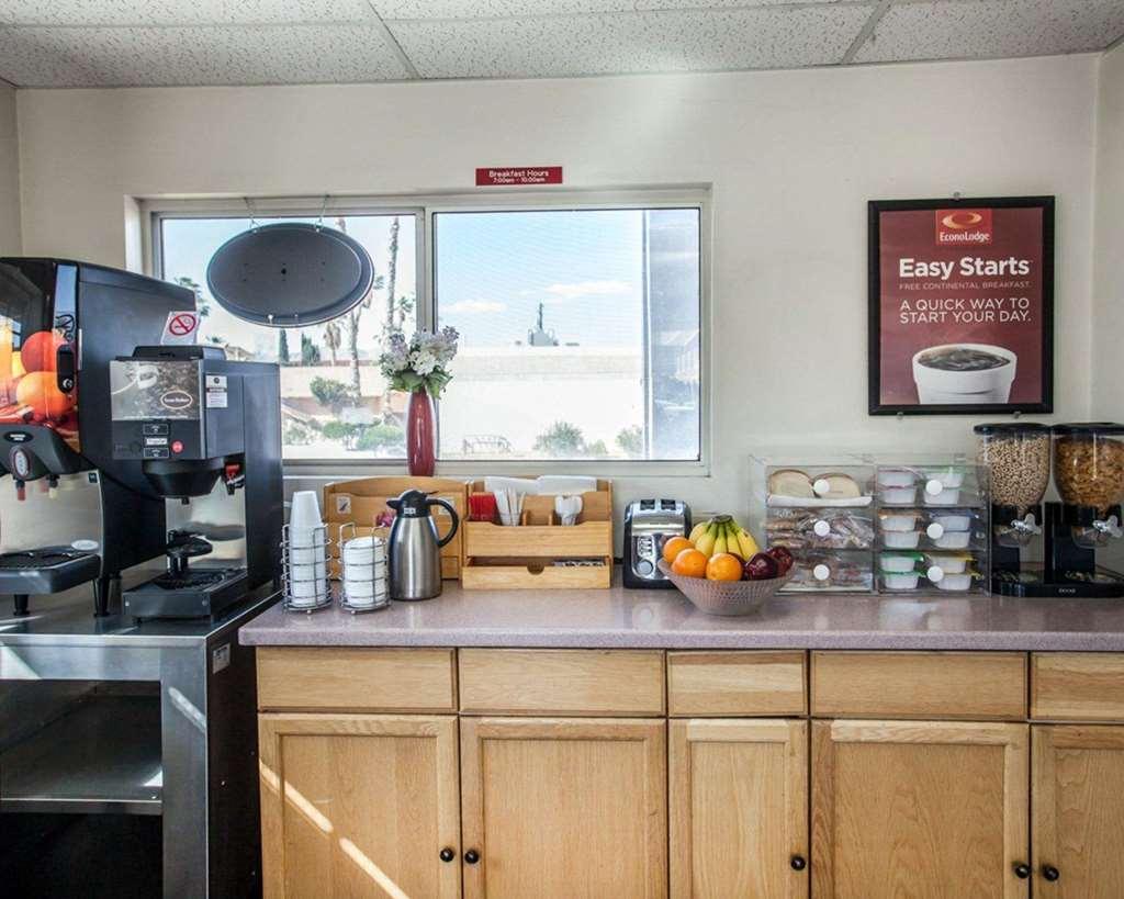Econo Lodge On Historic Route 66 Barstow Restaurant foto
